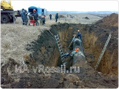 На месте аварии работают около 100 человек