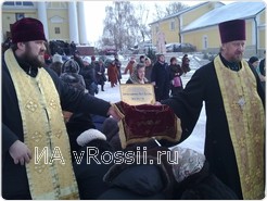 По окончании молебна святой мощи были вынесены из собора. По сложившейся традиции, их пронесли над склонёнными головами всех прихожан