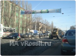 В процессе данной уборки образуются огромные “пробки”. Причем, если такое наблюдалось в часы-пик, то в пору этой “уборочной” это явление стало обычным для каждого дня.