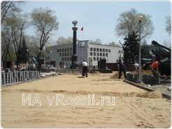 Полностью меняют всю брусчатку, новому символу – новую чистоту и порядок.