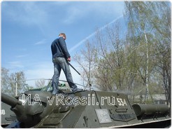 Убирают и моют не только прилегающие строения, но и всю военную технику, которая есть в Музее-Диораме. Вода под давлением омывает корпуса некогда боевых танков и пушек.