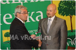 Михаил Гулевский наградил главного инженера ЛГЭК Максима Хаустова и директора комплекса водоснабжения Вячеслава Безрукавникова Знаком отличия 