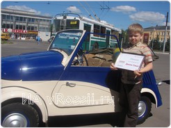 Наш самый маленький, но не менее талантливый победитель -  8-летний Саша Демин - очень самостоятельный мальчик. Рисованием занимается с 3 лет, уже был награжден несколькими дипломами. Саша точно знает, кем он станет, когда вырастет, - военным.