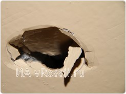Один из гитаристов Лепса пробил ногой гипсокартонную перегородку, закрывающую пожарные трубы на потолке