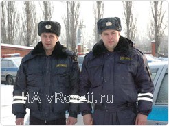 Старший лейтенант Алексей Зубков и Владимир Синячкин оперативно откликнулись на просьбу испуганной девушки