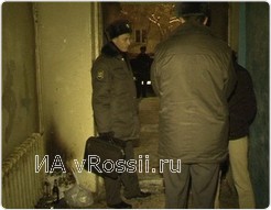 Сотрудники милиции прочесывают неблагополучный подъезд