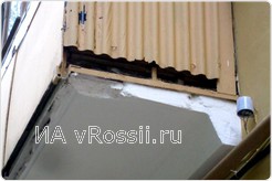 Вот такие дыры можно увидеть почти на каждом балконе
