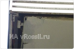 Вот такие дыры можно увидеть почти на каждом балконе