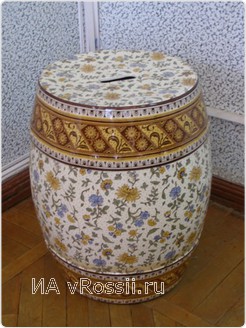 На фарфоровых бочонках китайцы любили отдыхать в саду.