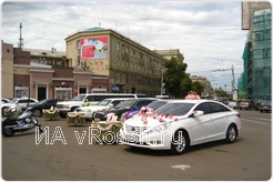 На площадке перед Дворцом Бракосочетания - выставка свадебных автомобилей