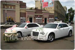 На площадке перед Дворцом Бракосочетания - выставка свадебных автомобилей