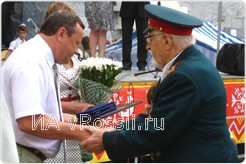 Юбилярам, отметившим Железную свадьбу (65 лет), вручили медаль 