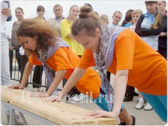 Участникам предложили отдаться от скамейки....