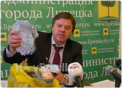 Николай Новиков демонстрирует фальшивые проездные билеты