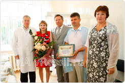 Счастливые родители и губернатор области