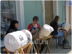 Кружева плетут прямо на улице