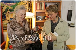 Наталья Кистева, владелица манишек, демонстрирует раритетный кошелёк с бисерной вышивкой Ирине Жировой. Директор музея и сама любит советскую моду - на Ирине Анатольевне костюм 1974 года. 