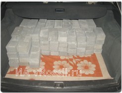 <em>К моменту задержания мужчина успел сложить в багажник 86 плиток</em> 
